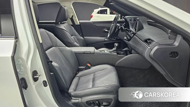 Lexus ES300h 7th generation 2023 Белый из Кореи, фото 3