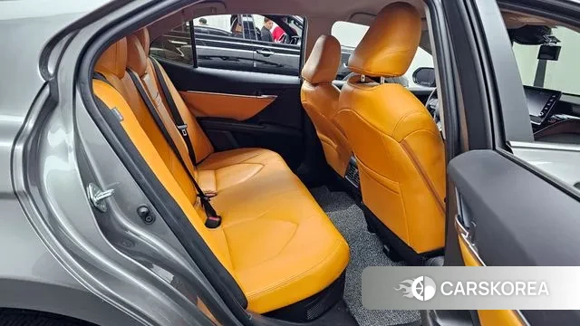 Toyota Camry (XV70) 2024 Серый из Кореи, фото 3