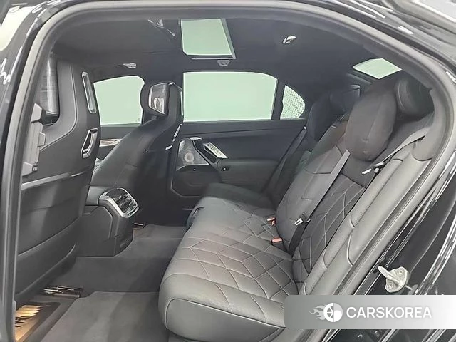 BMW 7 Series (G70) 2023 Черный из Кореи, фото 3