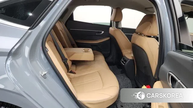 Hyundai Sonata D Edge Hybrid (DN8) 2024 Светло-серебряный цвет из Кореи, фото 3