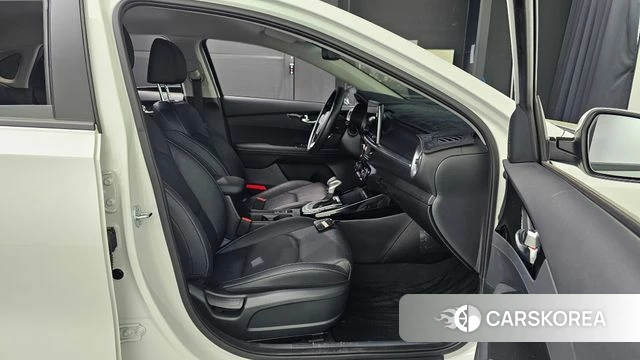 Kia The New K3 2nd generation 2024 Белый из Кореи, фото 3