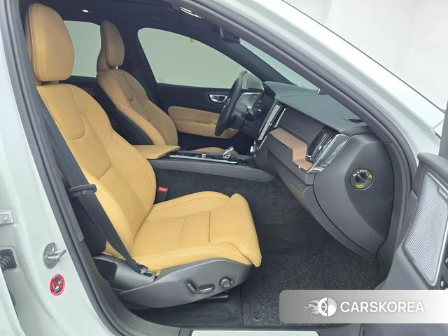 Volvo XC60 second Generation 2023 Белый из Кореи, фото 3