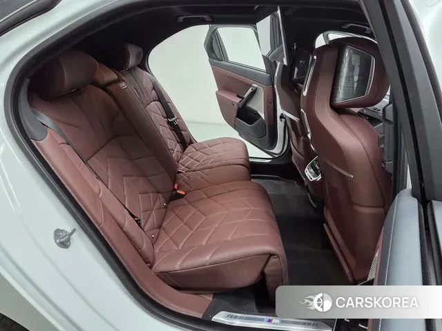 BMW 7 Series (G70) 2024 Белый из Кореи, фото 3