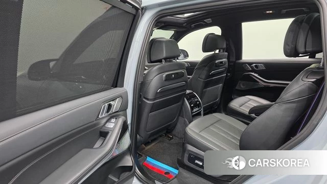 BMW X7 (G07) 2024 Серебристо-серый из Кореи, фото 3