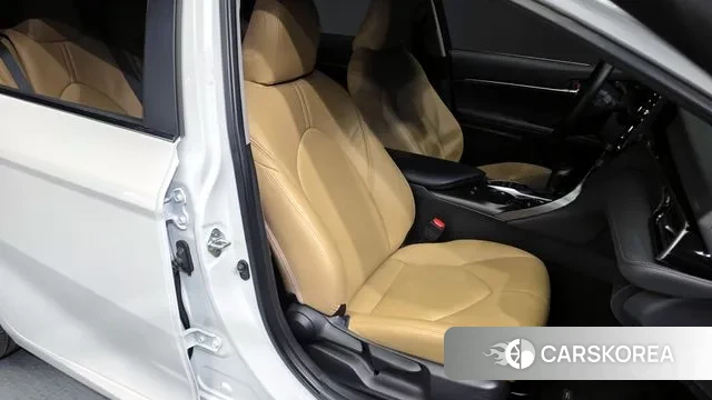 Toyota Camry (XV70) 2023 Белый из Кореи, фото 3