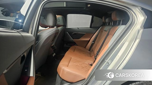 BMW 5 Series (G60) 2025 Серебристо-серый из Кореи, фото 3