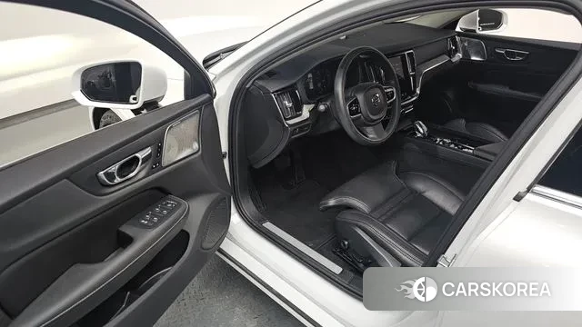 Volvo S60 3rd generation 2021 Белый из Кореи, фото 3