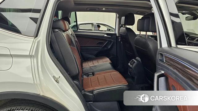 Volkswagen Tiguan Allspace 2023 Белый из Кореи, фото 3