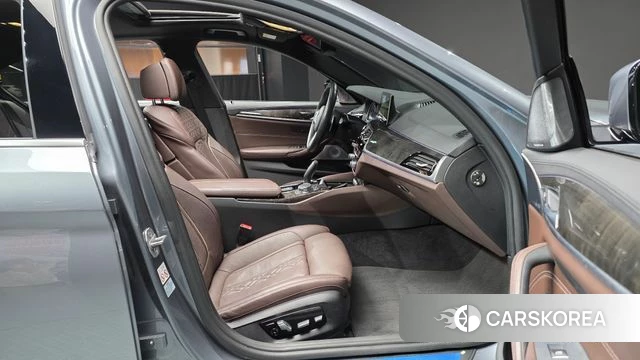 BMW 5 Series (G30) 2018 Светло-серебряный цвет из Кореи, фото 3