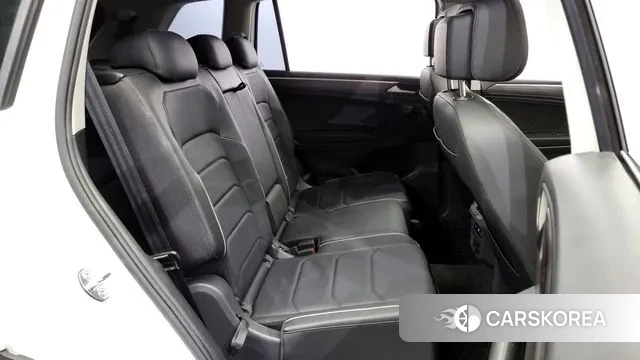 Volkswagen Tiguan Allspace 2023 Белый из Кореи, фото 3