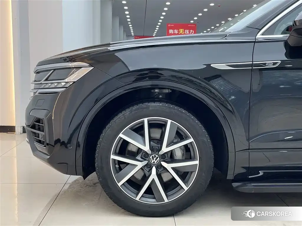 Volkswagen Touareg 2024 Черный из Китая, фото 3