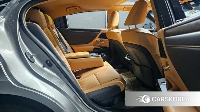 Lexus ES300h 7th generation 2023 Серебристо-серый из Кореи, фото 3