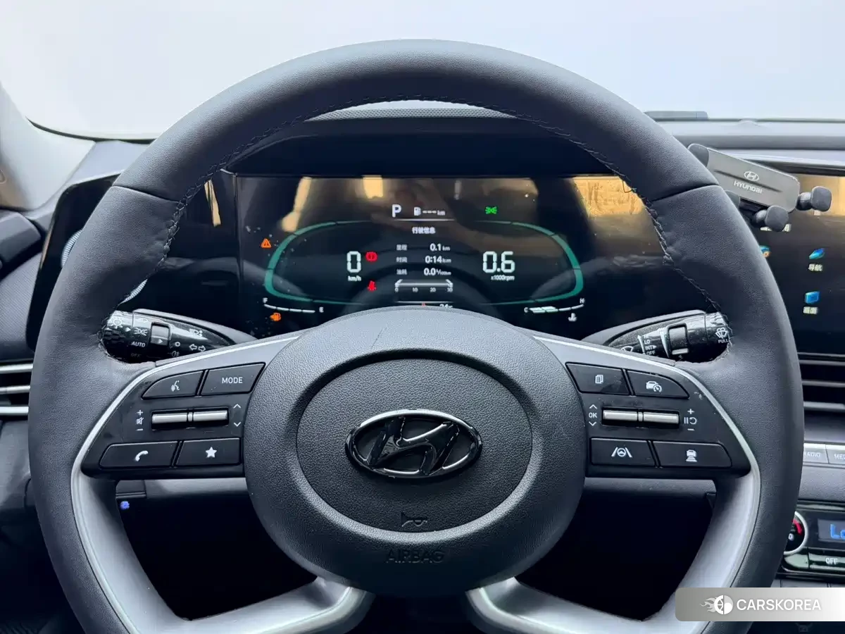 Hyundai Elantra 2023 Белый из Китая, фото 3