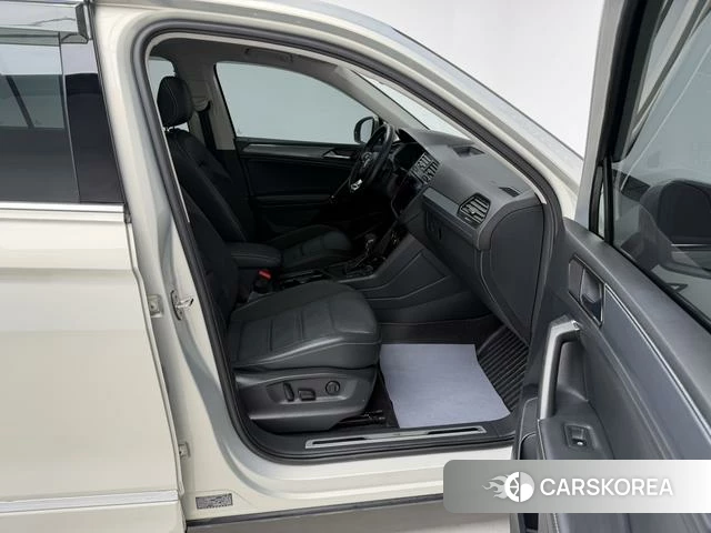 Volkswagen Tiguan L 2021 Серебристо-серый из Китая, фото 3