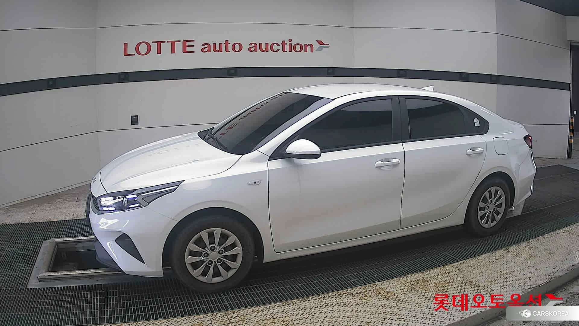Kia K3 2023 Snow White Pearl из Кореи, фото 3