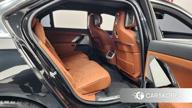 BMW 7 Series (G70) 2024 Черный из Кореи, фото 3