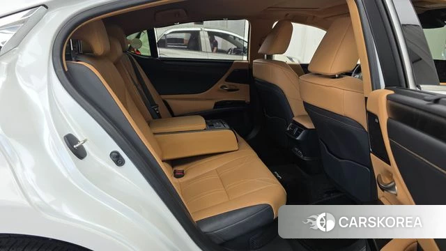 Lexus ES300h 7th generation 2023 Белый из Кореи, фото 3
