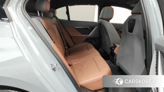 BMW 5 Series (G60) 2024 Небесно-голубой из Кореи, фото 3