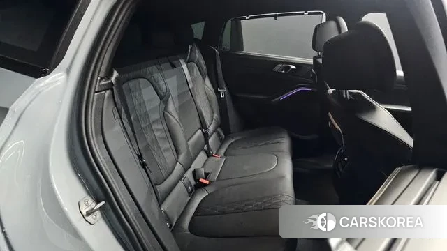 BMW X6 (G06) 2024 Светло-серебряный цвет из Кореи, фото 3