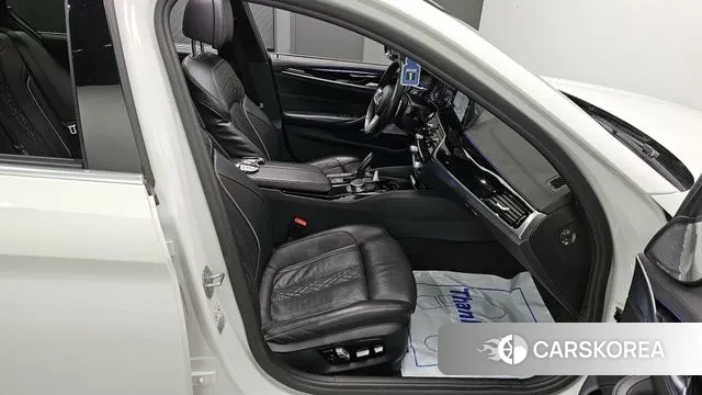 BMW 5 Series (G30) 2018 Белый из Кореи, фото 3