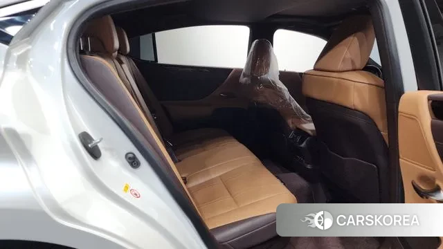 Lexus ES300h 7th generation 2018 Белый из Кореи, фото 3