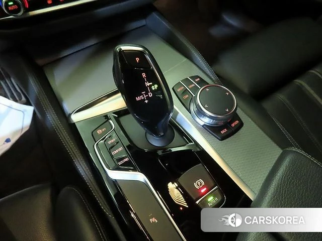 BMW 5 Series (G30) 2018 Серебристо-серый из Кореи, фото 3