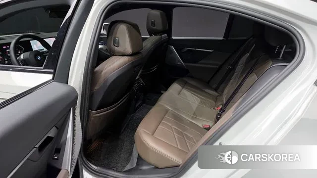 BMW 5 Series (G60) 2024 Белый из Кореи, фото 3