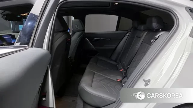 BMW 5 Series (G60) 2024 Белый из Кореи, фото 3