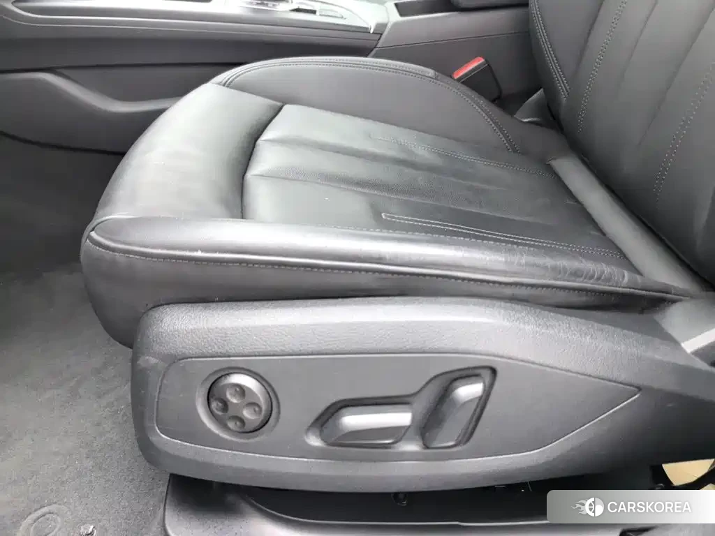 Audi A4L 2022 Silver/gray из Китая, фото 3