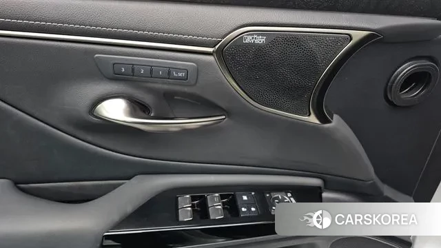 Lexus ES300h 7th generation 2024 Белый из Кореи, фото 3