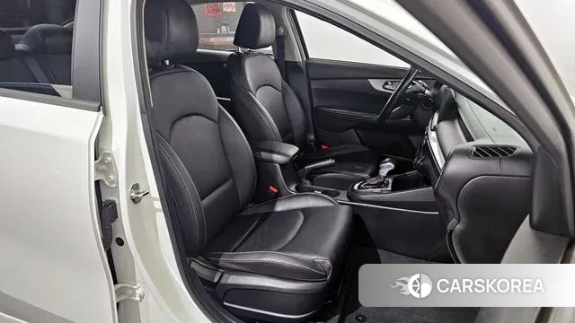 Kia The New K3 2nd generation 2021 Белый из Кореи, фото 3