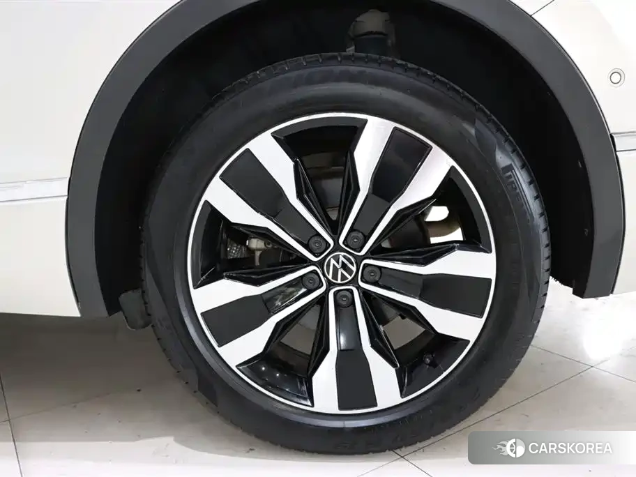 Volkswagen Tiguan L 2022 Silver/gray из Китая, фото 3