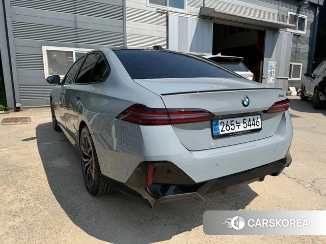 BMW 5 Series (G60) 2025 Серебристо-серый из Кореи, фото 3