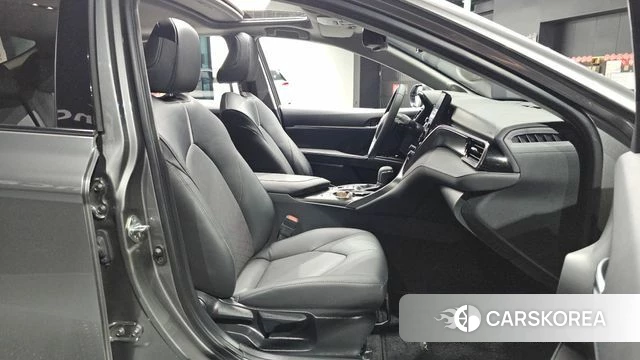 Toyota Camry (XV70) 2024 Серебристо-серый из Кореи, фото 3