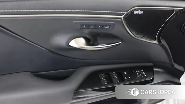 Lexus ES300h 7th generation 2025 Белый из Кореи, фото 3