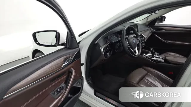 BMW 5 Series (G30) 2018 Белый из Кореи, фото 3