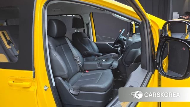 Hyundai Staria 2023 Желтый из Кореи, фото 3