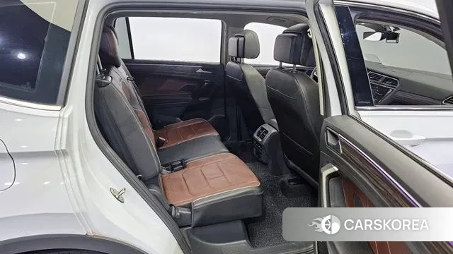 Volkswagen Tiguan Allspace 2023 Белый из Кореи, фото 3