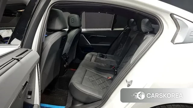 BMW 5 Series (G60) 2023 Белый из Кореи, фото 3