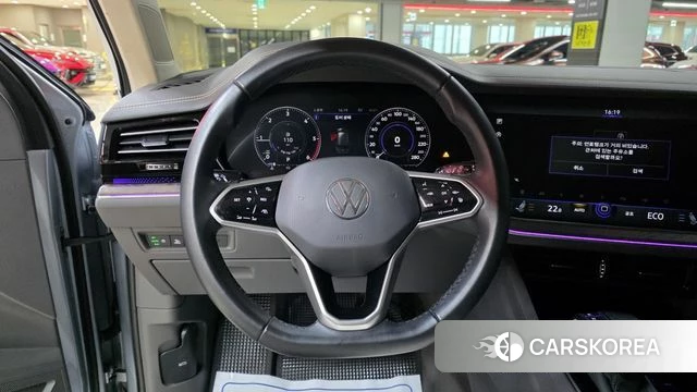 Volkswagen Touareg 3rd generation 2023 Серебряный из Кореи, фото 3