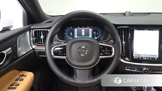 Volvo V60 Cross-Country 2nd Generation 2025 Белый из Кореи, фото 3