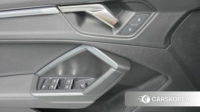 Audi Q3 (F3) 2023 Белый из Кореи, фото 3