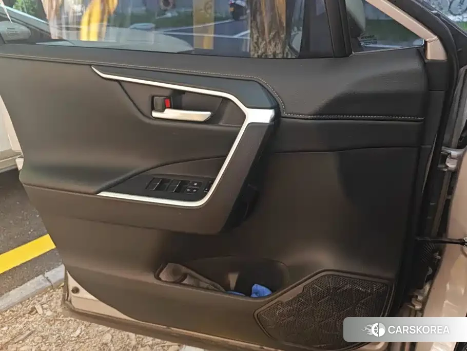 Toyota Wildlander 2023 Silver/gray из Китая, фото 3