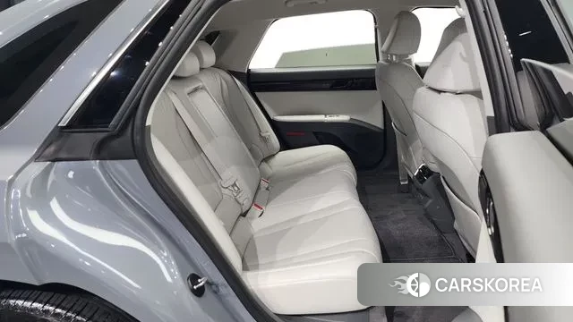 Hyundai Grandeur (GN7) 2023 Светло-серебряный цвет из Кореи, фото 3