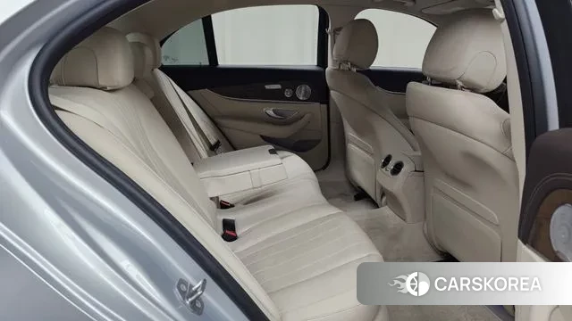Mercedes-Benz E-Class W213 2018 Серебряный из Кореи, фото 3