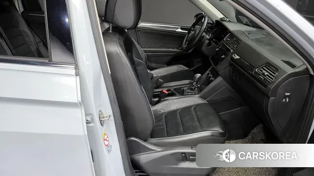 Volkswagen Tiguan Allspace 2018 Светло-серебряный цвет из Кореи, фото 3
