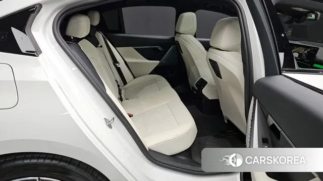 BMW 5 Series (G60) 2025 Белый из Кореи, фото 3