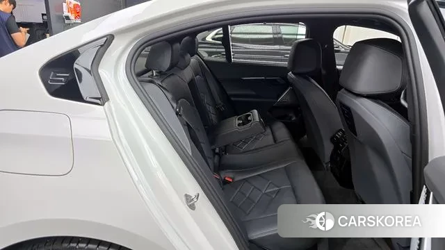 BMW 5 Series (G60) 2023 Белый из Кореи, фото 3