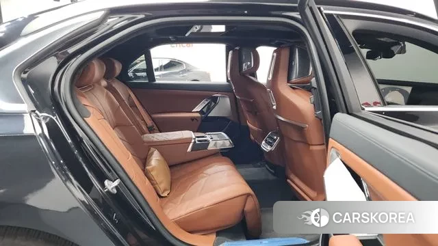 BMW 7 Series (G70) 2023 Черный из Кореи, фото 3