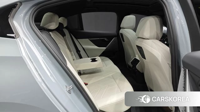 BMW 5 Series (G60) 2025 Светло-серебряный цвет из Кореи, фото 3